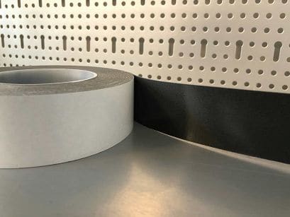 SZEROKA TAŚMA PIANKOWA AKRYLOWA DWUSTRONNIE KLEJĄCA MONTAŻOWA CZARNA DO -40°C 50mm x 10m SC69