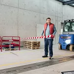 Taśma ostrzegawcza bhp bez kleju tesa® 58137 80mmX100m biało-czerwona obustronny nadruk
