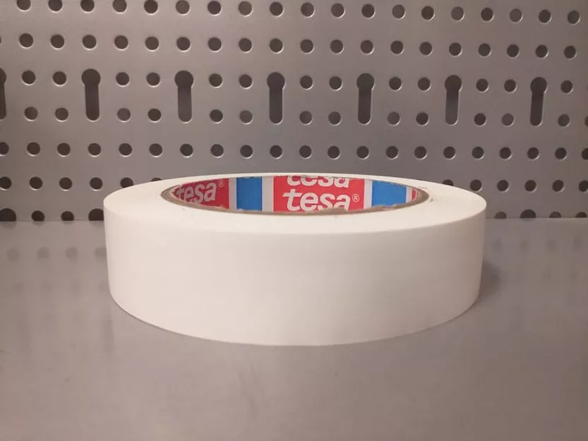 tesa® TAŚMA WINYLOWA OSTRZEGAWCZA BIAŁA DO WYKLEJANIA LINII 25mmx33m 60760
