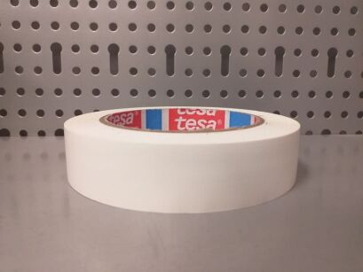 tesa® TAŚMA WINYLOWA OSTRZEGAWCZA BIAŁA DO WYKLEJANIA LINII 25mmx33m 60760