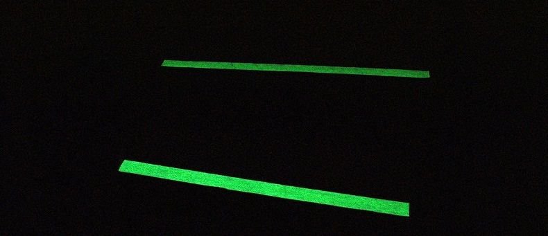TAŚMA ANTYPOŚLIZGOWA ŚWIECĄCA W CIEMNOŚCI 50mmx18m FOTOLUMINESCENCYJNA FLUORYZUJĄCA JEDNOLITA