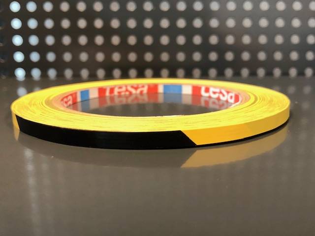 OSTRZEGAWCZA TAŚMA WINYLOWA TESA 5 mm X 33 m ŻÓŁTO CZARNA