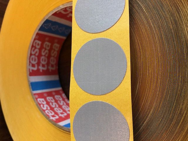 OKRĄGŁE WYKROJNIKI Z TAŚMY TKANINOWEJ tesa® 54657 odp. do  180°C średnica 28mm SZARE