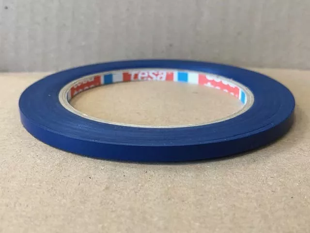 TAŚMA WINYLOWA DO WYKLEJANIA LINII tesa® 5 mm X 33 m CIEMNY NIEBIESKI (GRANATOWA)
