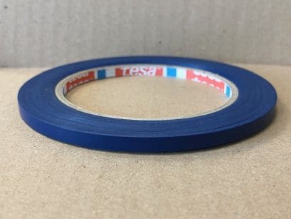 TAŚMA WINYLOWA DO WYKLEJANIA LINII tesa® 5 mm X 33 m CIEMNY NIEBIESKI (GRANATOWA)