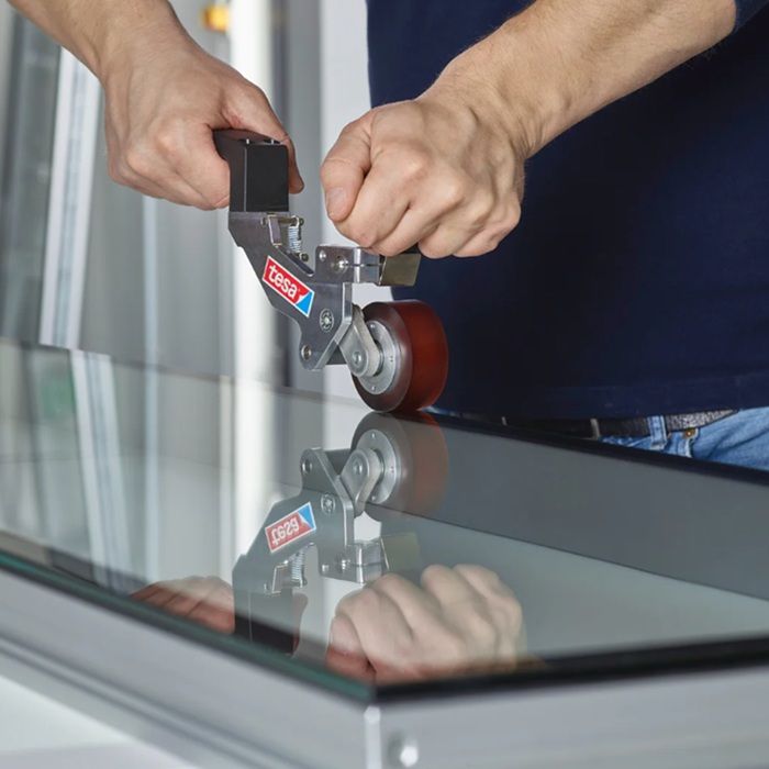 Dwustronna taśma akrylowa do trwałego klejenia szkła i metalu - tesa® ACXplus 7074